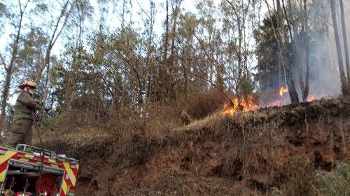 Video: Sorprende incendio al cerro del Calvario en Metepec